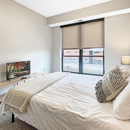Апартаменты Large Downtown 2Br -Hot Tub-Downtown! Де-Мойн Экстерьер фото