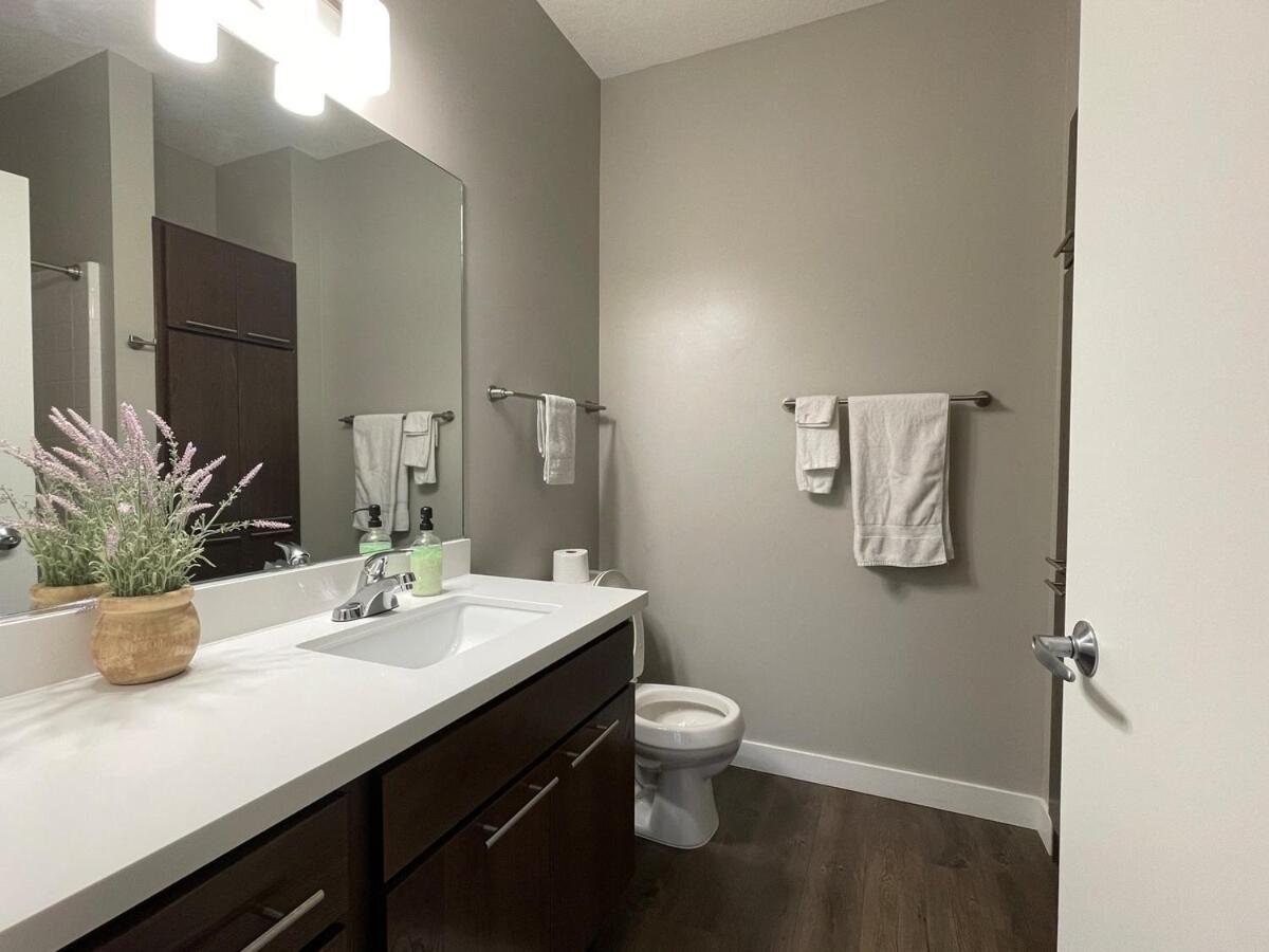 Апартаменты Large Downtown 2Br -Hot Tub-Downtown! Де-Мойн Экстерьер фото