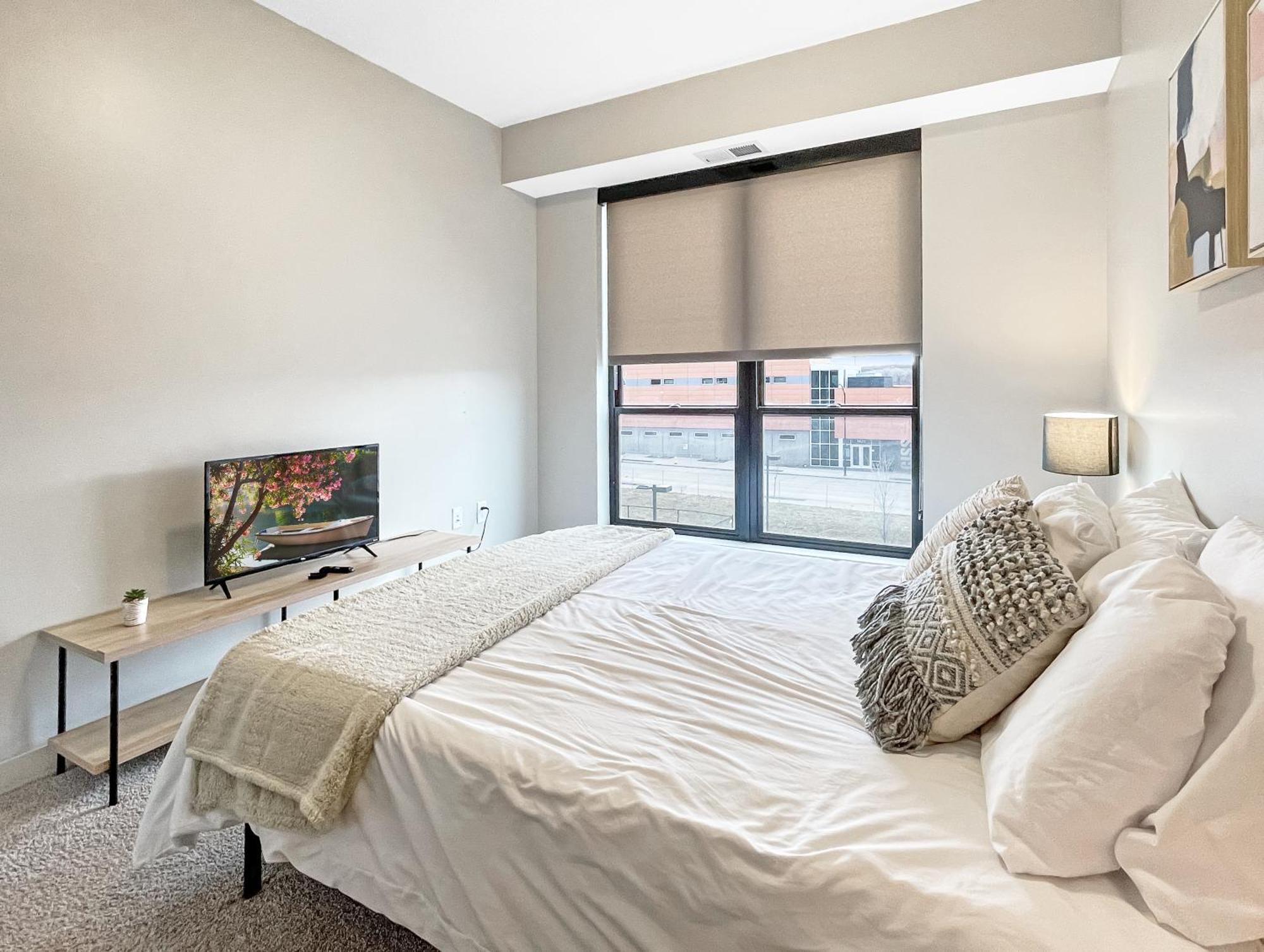 Апартаменты Large Downtown 2Br -Hot Tub-Downtown! Де-Мойн Экстерьер фото
