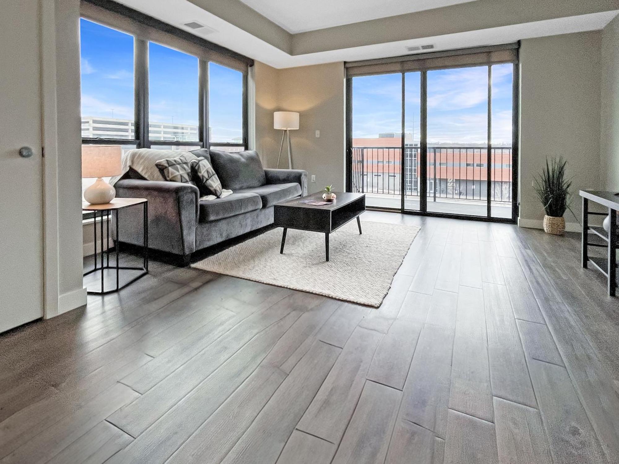 Апартаменты Large Downtown 2Br -Hot Tub-Downtown! Де-Мойн Экстерьер фото
