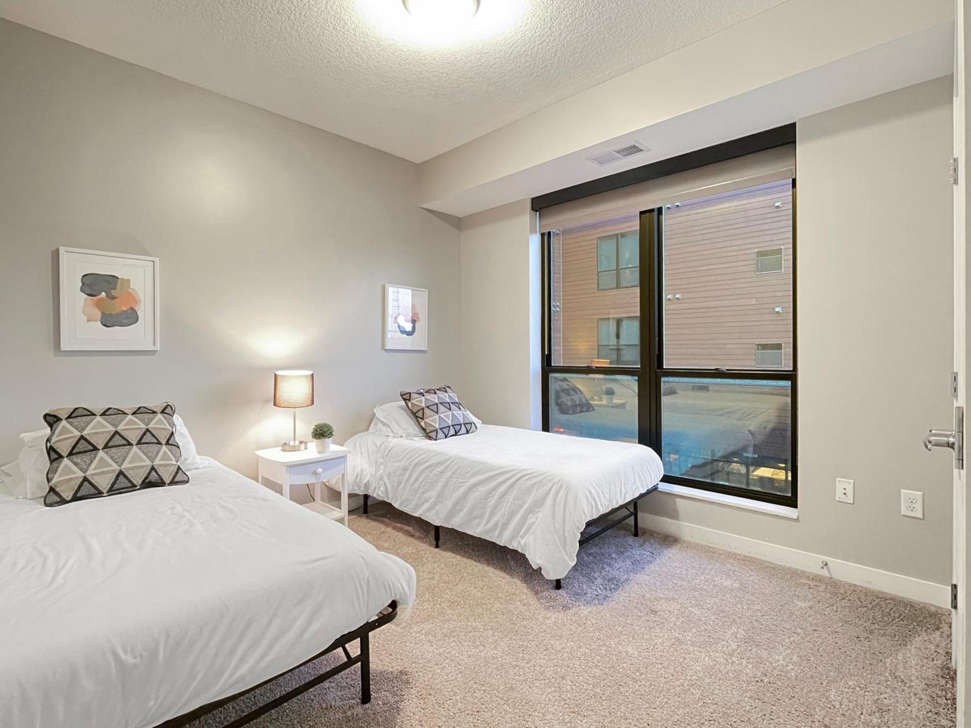 Апартаменты Large Downtown 2Br -Hot Tub-Downtown! Де-Мойн Экстерьер фото