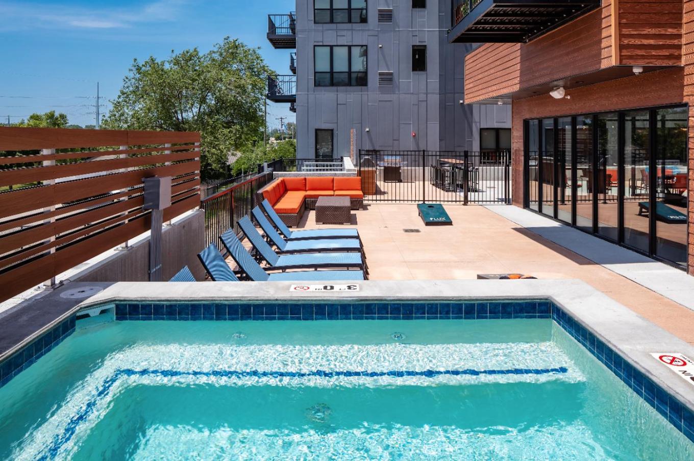 Апартаменты Large Downtown 2Br -Hot Tub-Downtown! Де-Мойн Экстерьер фото